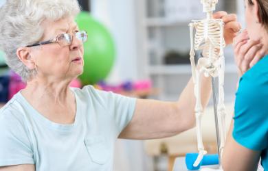 Osteoporoza și metabolismul calciului: cum îți protejezi sănătatea oaselor?
